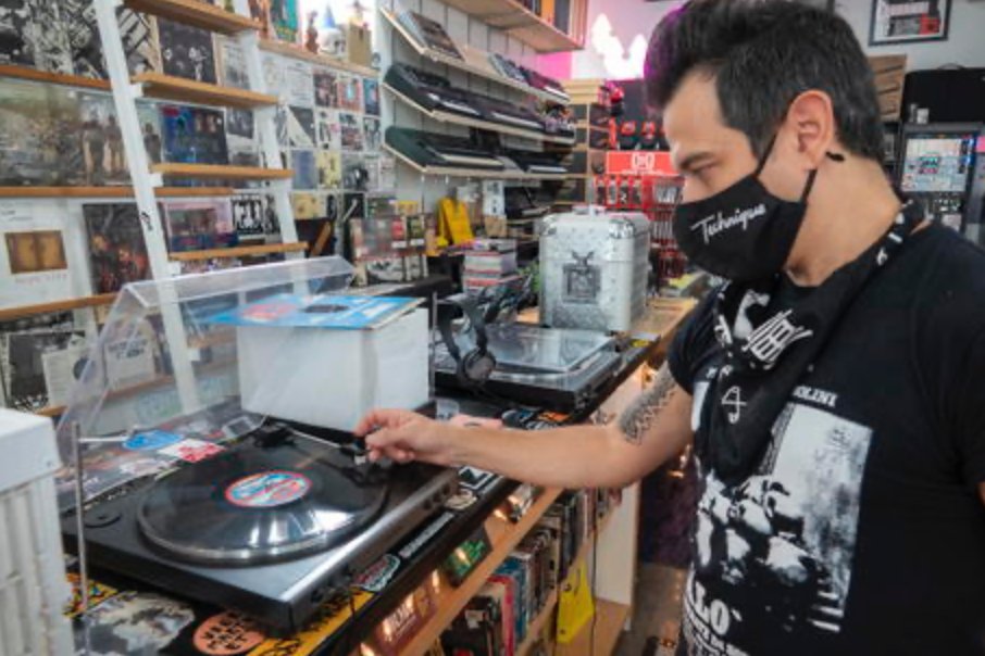 aamradio's tweet photo. Todo el mundo está loco por la música vintage en la era digital.
Lee + en nuestro BLOG. #aamradio #allaboutmusic #MusicNews #NoticiasDeLaMusica #VintageMusic #Vinilos #Vynils  #MusicaDigital #DigitalMusic https://t.co/echWedkrEV
