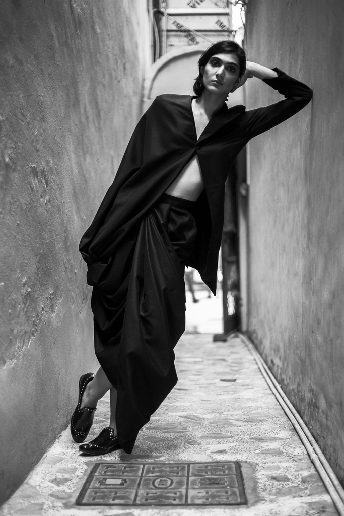 tarishiguptaa's tweet photo. ♠️👁️  ⁠
⁠
shot for @anaamofficial ⁠
@rashmimann styled by @mayankc98 , makeup by @pr8819 and shoes by @jeetinder_sandhu 

#tarishiguptaphoto⁠ #genderneutral #anaam #delhi #fashion #genderneutralfashion #silhouette #blackandwhite #portraits #newyork #photographer 
⁠ https://t.co/YQF1LM7yaW