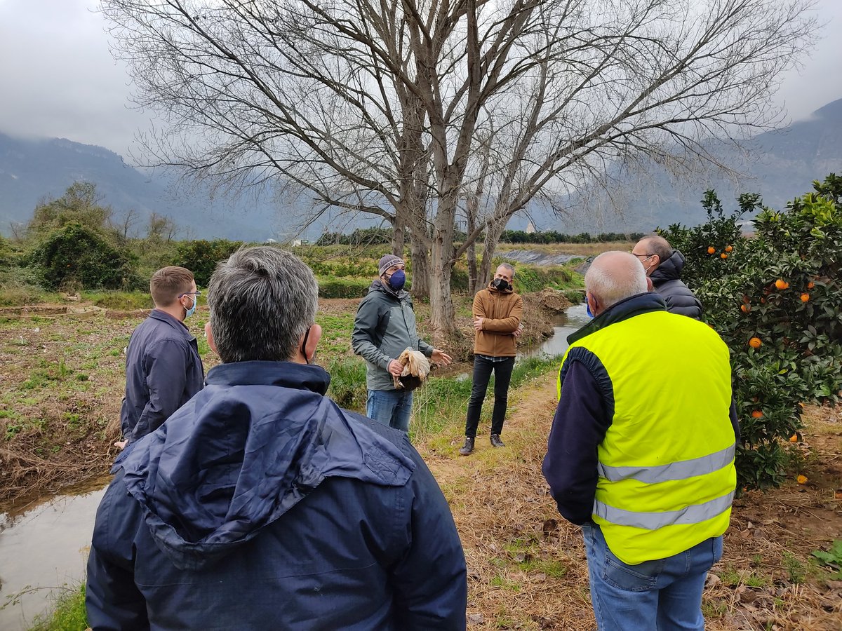 CompromisBFR's tweet photo. 🙂Este matí tècnics de la Confederació Hidrogràfica del Xúquer han visitat el riu Vaca. Han inspeccionat l'estat i el desenvolupament de pla de regeneració del riu. Demà mateix comences tasques de reforestació en zones on encara no s'ha realitzat.
#Benifairó
#Valldigna
#RiuVaca https://t.co/vXdtUvfZlB