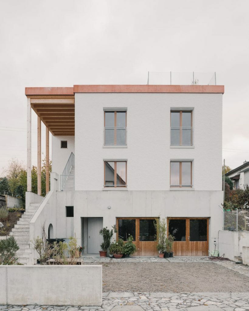 raiarchzzines's tweet photo. #Baseli Candrian https://t.co/Y5DYGlHKqk | posted by afasia | daily entries on contemporary art and architecture #
APARTMENT HOUSE . URDORF Baseli Candrian . photos: © Federico Farinatti Fotografie In the agglomeration of Zurich, a young family purchased a plot of land adjacen… https://t.co/z04Vw5dKF0