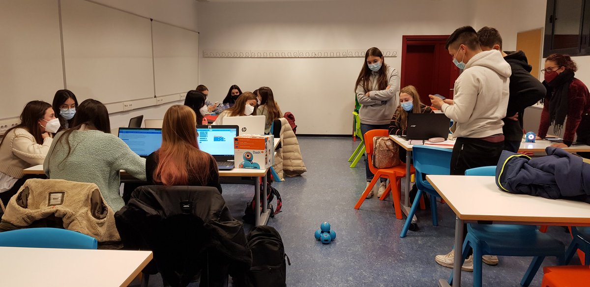 francescesteve's tweet photo. #MI1855B Aquesta setmana, en TIC en Educació del Grau de Mestre/a de la @UJIuniversitat, aprenem a programar amb software de programació visual i #CodeyRocky #mBot i #DashDot https://t.co/JtbZnTUQ5V
