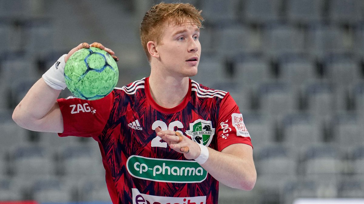 NeuePresseSport's tweet photo. Für viele Handballer ist die EM schon wieder vorbei, für Jonathan #Edvardsson beginnt sie erst. Der 24-jährige Rückraumspieler der #Recken ist aufgrund von #Corona-Fällen bei der schwedischen Auswahl für seine Nationalmannschaft nachnominiert worden. ▶️ https://t.co/KzRXhIhAWh https://t.co/m2fk7EuRDE