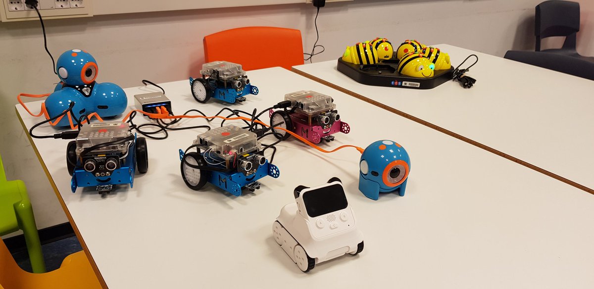 francescesteve's tweet photo. #MI1855B Aquesta setmana, en TIC en Educació del Grau de Mestre/a de la @UJIuniversitat, aprenem a programar amb software de programació visual i #CodeyRocky #mBot i #DashDot https://t.co/JtbZnTUQ5V