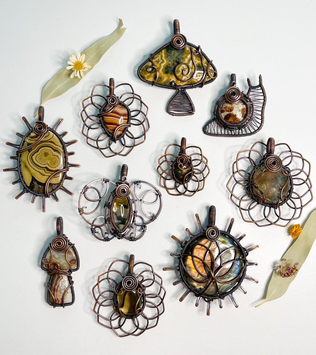 mildhippie's tweet photo. 🌻🐞🐌 MILDHIPPIE 🐌🐞🌻

this collection is in honor of my 4 year wire wrapping anniversary! <3

pendants available Jan. 28th at 4pm est https://t.co/b4019Upax4