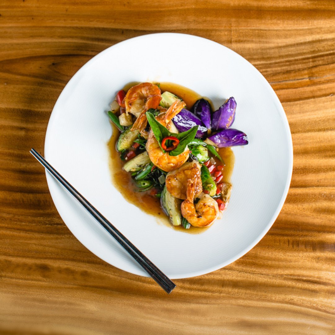 chaiyoatl's tweet photo. 🇹🇭 Kra Pow Talay – Pan-seared scallops and crispy shrimp Thai basil, green bean, bell pepper, eggplant, onion, Brussels sprouts, garlic, Thai chili, jasmine rice. https://t.co/Bc84fKVxc0 https://t.co/nCB1McELZB