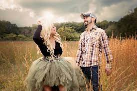 EmmaHardacre1's tweet photo. #wucom326 an influencer that I like is @HastingandCo band. The singer, Kate, is from my small hometown, and she keeps proving that if you follow your dreams you can make it! https://t.co/Mw1UEdskO1