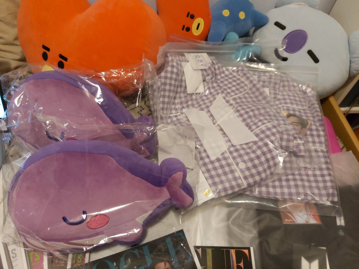 lixboo96_'s tweet photo. I'm honestly so thankful to @HARU_GOs for everything she does and all her hard work even when she's tired or busy, and also my bestie @YoongnimiGO for always getting my stuff safely ! Thank you 💜💜 #HaruGOs https://t.co/TUzBTt8MUU