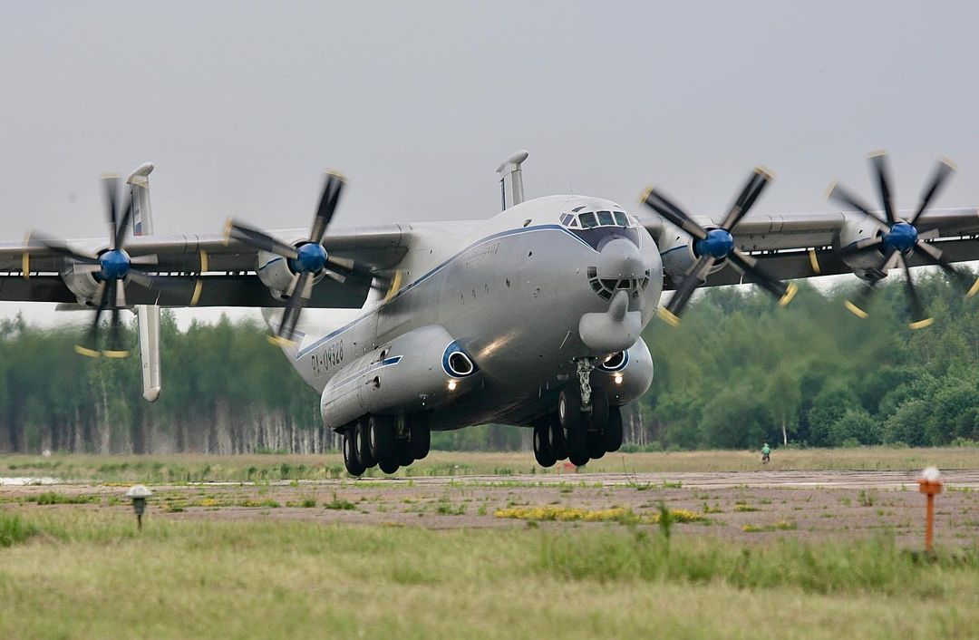 Тяжелый военно-транспортный самолет Ан-22 «Антей» ВВС России. 
Аэродром Мигалово, лето 2007 года.
📸pichugindmitry