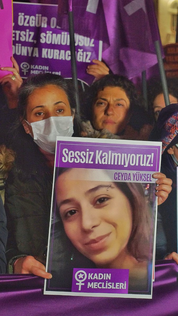 Merve_lidya's tweet photo. "Kızım 23 yaşına girecekti, katil onu benden aldı, oyuncak ayısını bile kana bulamış" diyen bir anne var !
İstanbul Sözleşmesi'ni uygulamadınız, feshettiniz 
Siz katilsiniz !
Bu annenin #AhıÜzerinizde, beliniz doğrulmasın ! https://t.co/5er7R0VQKk
