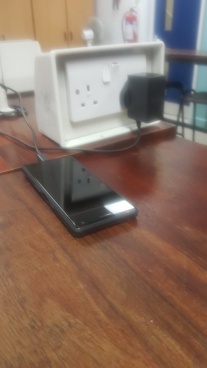 WHO IS CHARGING THEY PHONE WITH DA NINTENDO SWITCH CHARGER AT SCHOO⁉️⁉️⁉️