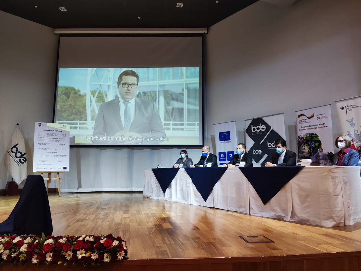GIZEcuador's tweet photo. "El agua potable y el saneamiento son cruciales para promover un crecimiento económico sostenible y proteger la salud humana durante brotes de enfermedades infecciosas como el COVID. Para el @EIB  es una satisfacción apoyar a Ecuador" Ricardo Mourinho, Vicepresidente EIB. https://t.co/lpmt42vNT6