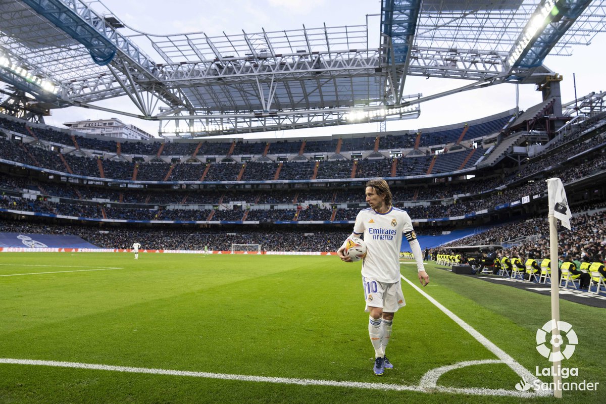 LaLigaEN's tweet photo. Luka in his playground. 🤹‍♂️

@lukamodric10 | @realmadriden https://t.co/sxnb5xBgXk