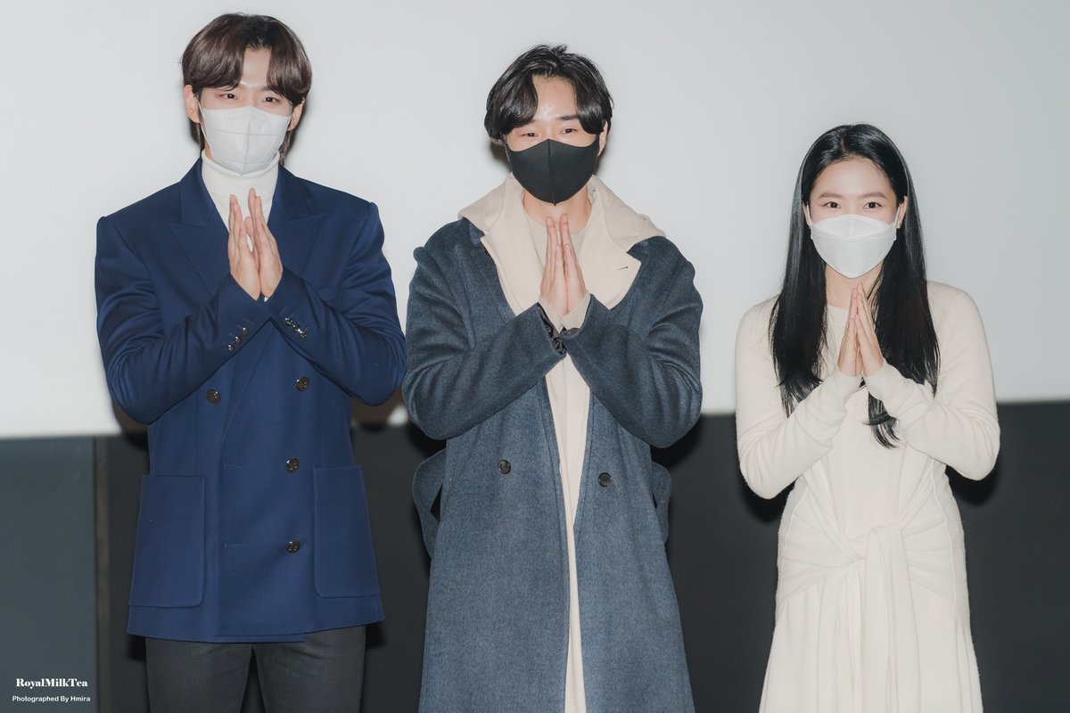 RMilkTea0117's tweet photo. 22.1.23. 김예림(레드벨벳 예리 Red Velvet YERI), 양홍석(펜타곤 홍석), 박단희 감독 - 영화 블루버스데이 무대인사 / CGV 용산아이파크몰
@RVsmtown #김예림 #예리 #레드벨벳예리 #레드벨벳 #redvelvet #redvelvetyeri #홍석 #펜타곤 #박단희 #박단희감독 #영화블루버스데이 #블루���스데이 #무대인사 https://t.co/AeEJLrA2ca