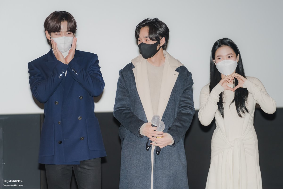 RMilkTea0117's tweet photo. 22.1.23. 김예림(레드벨벳 예리 Red Velvet YERI), 양홍석(펜타곤 홍석), 박단희 감독 - 영화 블루버스데이 무대인사 / CGV 용산아이파크몰
@RVsmtown #김예림 #예리 #레드벨벳예리 #레드벨벳 #redvelvet #redvelvetyeri #홍석 #펜타곤 #박단희 #박단희감독 #영화블루버스데이 #블루���스데이 #무대인사 https://t.co/AeEJLrA2ca