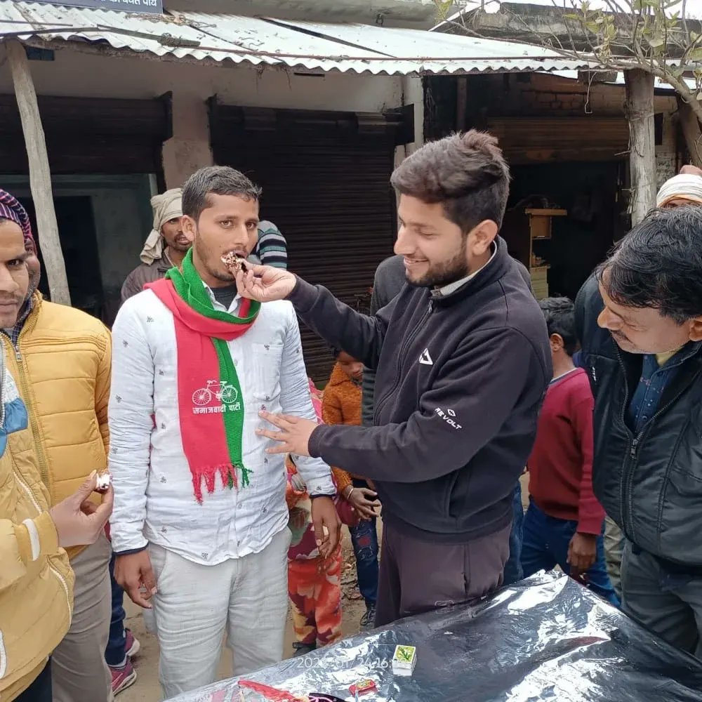 kumaranjani111's tweet photo. ये जिलाजित यादव जी हैं युवा प्रधान प्रतिनिधि हूं सुल्तानपुर जनपद के दूबेपुर ब्लॉक के त्रिलोकपुर गांव के। कट्टर सपाई है आज इनका हैपी जन्मदिन था। इनका कौशल इंकय यहां का सचिवालय है फोटू में देखिये. साथ ही गमछे में  @yadavakhilesh जी की साइकिल 🚲🚲😃😃
#ruraljournlisam #gaondehat https://t.co/lxiIMvK4AM