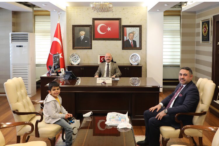 Mustafatstn04's tweet photo. Valimiz Dr. Osman Varol Bey’i makamında ziyaret ederek yazmış olduğum “Varlıkların Diliyle Allah’ı Tanıyorum.” hikaye kitaplarımı hediye ettim.@DrOsmanVarol https://t.co/9deTZrexqe