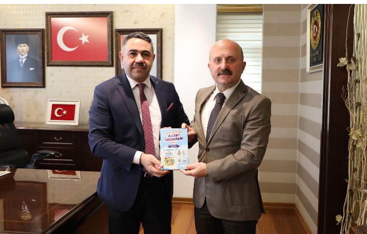 Mustafatstn04's tweet photo. Valimiz Dr. Osman Varol Bey’i makamında ziyaret ederek yazmış olduğum “Varlıkların Diliyle Allah’ı Tanıyorum.” hikaye kitaplarımı hediye ettim.@DrOsmanVarol https://t.co/9deTZrexqe