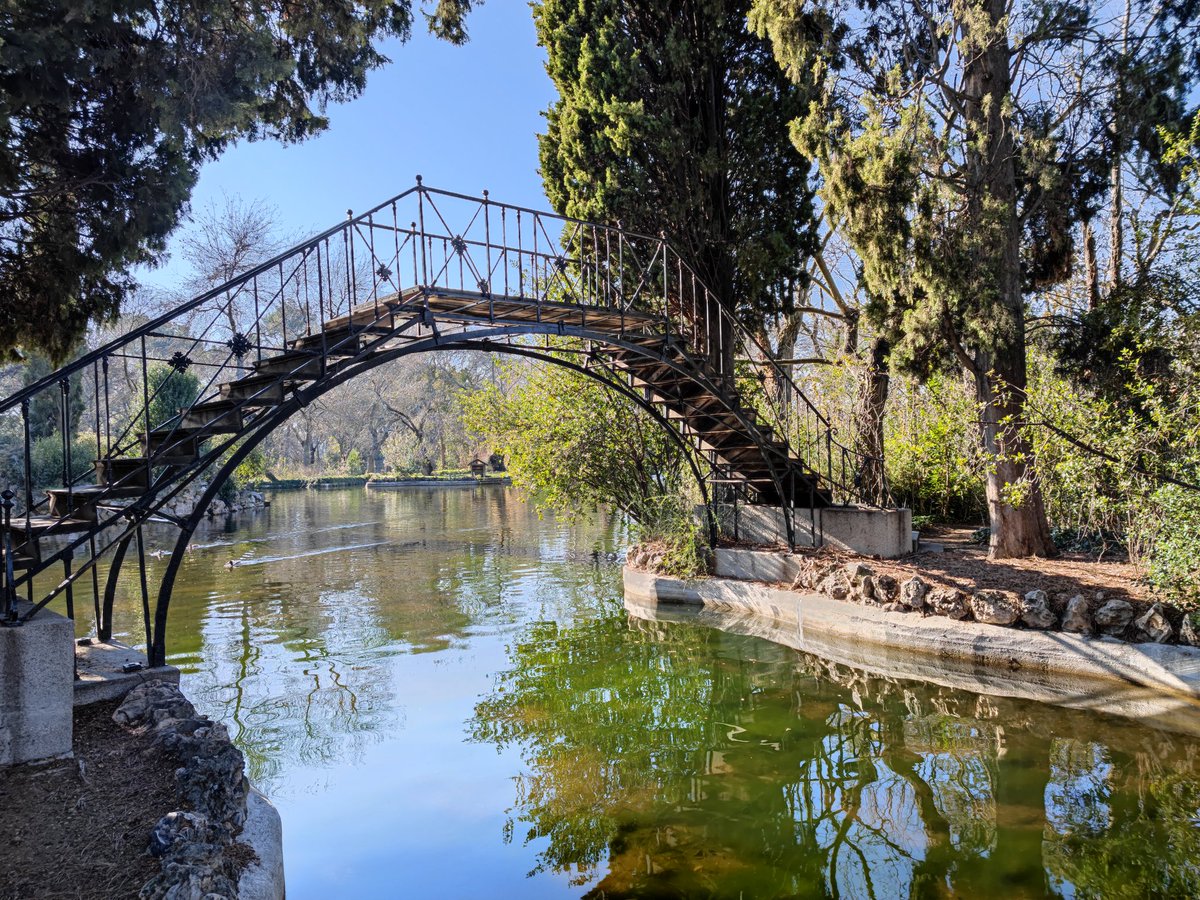 El Capricho, uno de los Jardines Histórico de Madrid. Su palacio se construyó para los Duques de Osuna, y la duquesa, mecenas de artistas e intelectuales, lo convirtió en lugar de reunión de lo más granado de la sociedad madrileña de principios del XIX. ¿Conoces estos jardines?