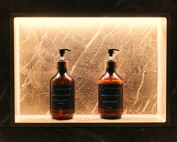 Don’t let the gym ruin your fresh look.

Whether you need to run back to work or have a dinner date planned, we provide the essentials to keep you looking great.