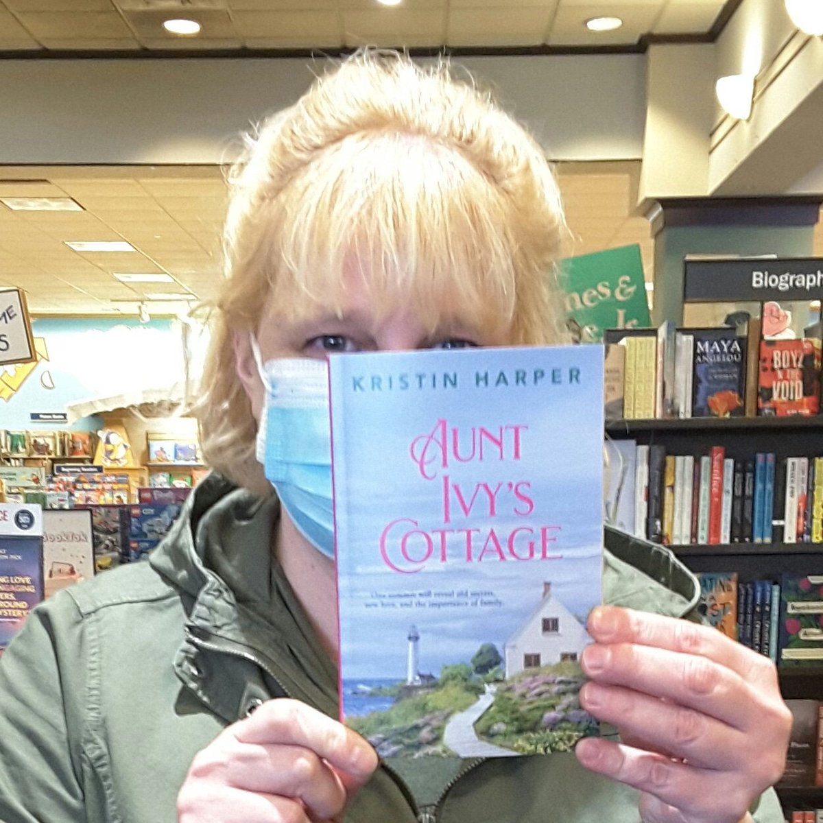 BNBellinghamMA's tweet photo. Thank you, local author Kristin Harper, for coming in to sign your book AUNT IVY'S COTTAGE. @KHarperAuthor https://t.co/Wuglw0HYTW
