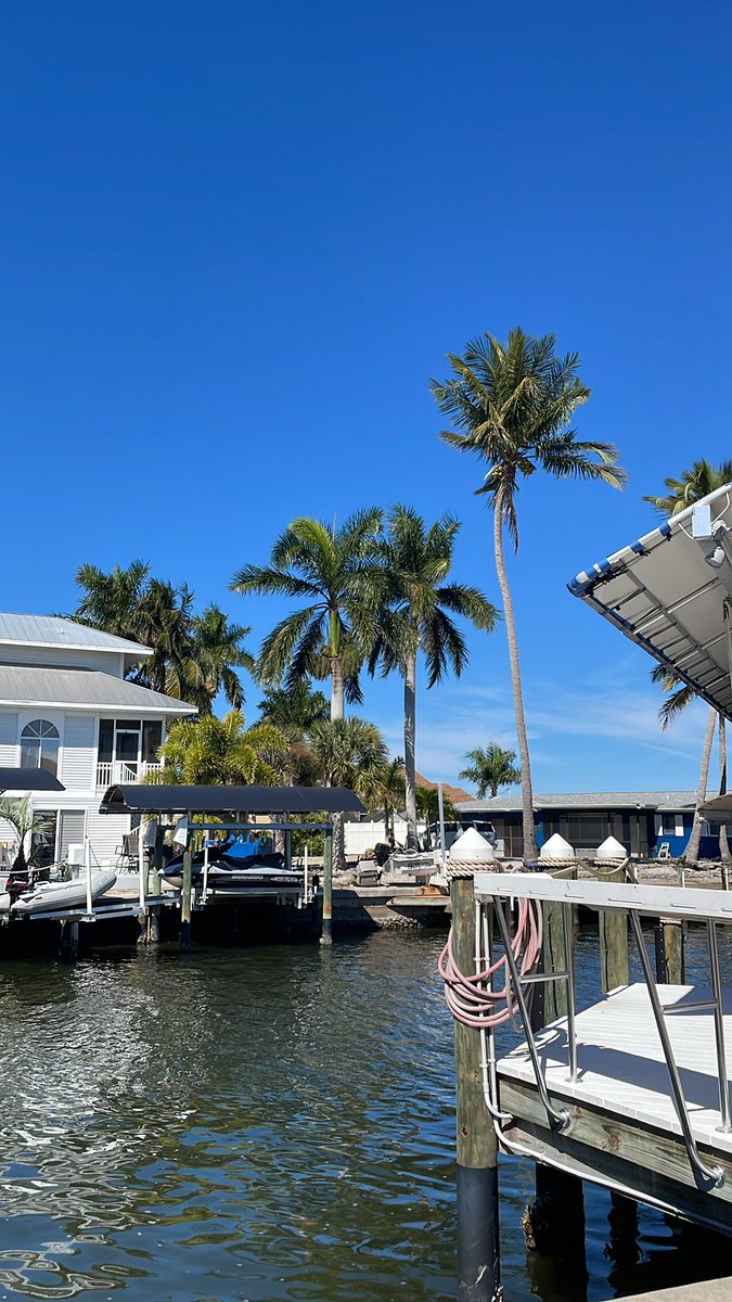 RolandBodenham's tweet photo. @MrTrentham @dresserman Your tweet reached me! I live in New York City but am currently in Florida! Looks like your answer is “pretty far”! https://t.co/3sEzFASJrF