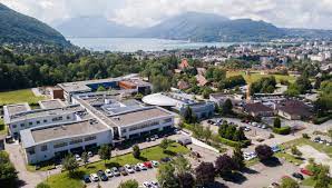 ASBarthez's tweet photo. Echanges très constructifs avec les équipes de @Univ_Savoie : une université ancrée sur son territoire qui construit formation et recherche innovantes avec le monde socio-économique et les collectivités. Une équipe soudée et engagée 👏 @sup_recherche https://t.co/4Zr9OXiWPq