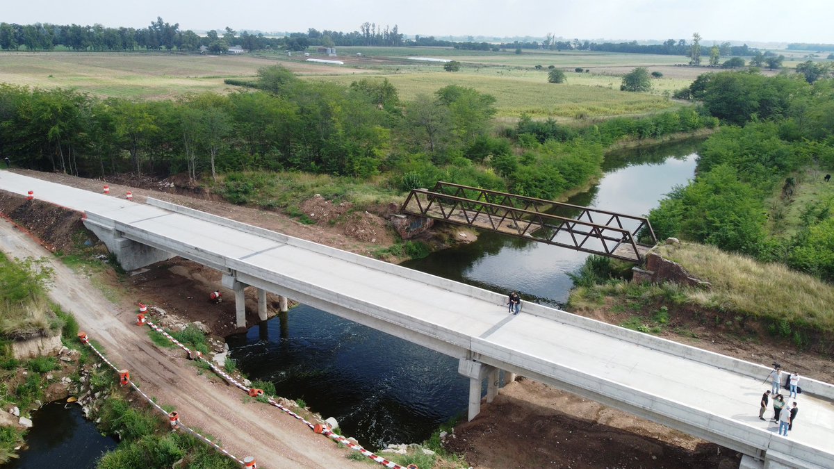 🏗🚙 Gracias a este puente se conectarán mejor las localidades de Olivera y Goldney.

Con los intendentes de #Luján <a href="/LeoBoto/">Leo Boto</a> y de #Mercedes <a href="/juaniustarroz/">Juani Ustarroz</a> recorrimos la etapa final de esta gran obra que transformará la circulación a diario.

#ObrasQueTransforman