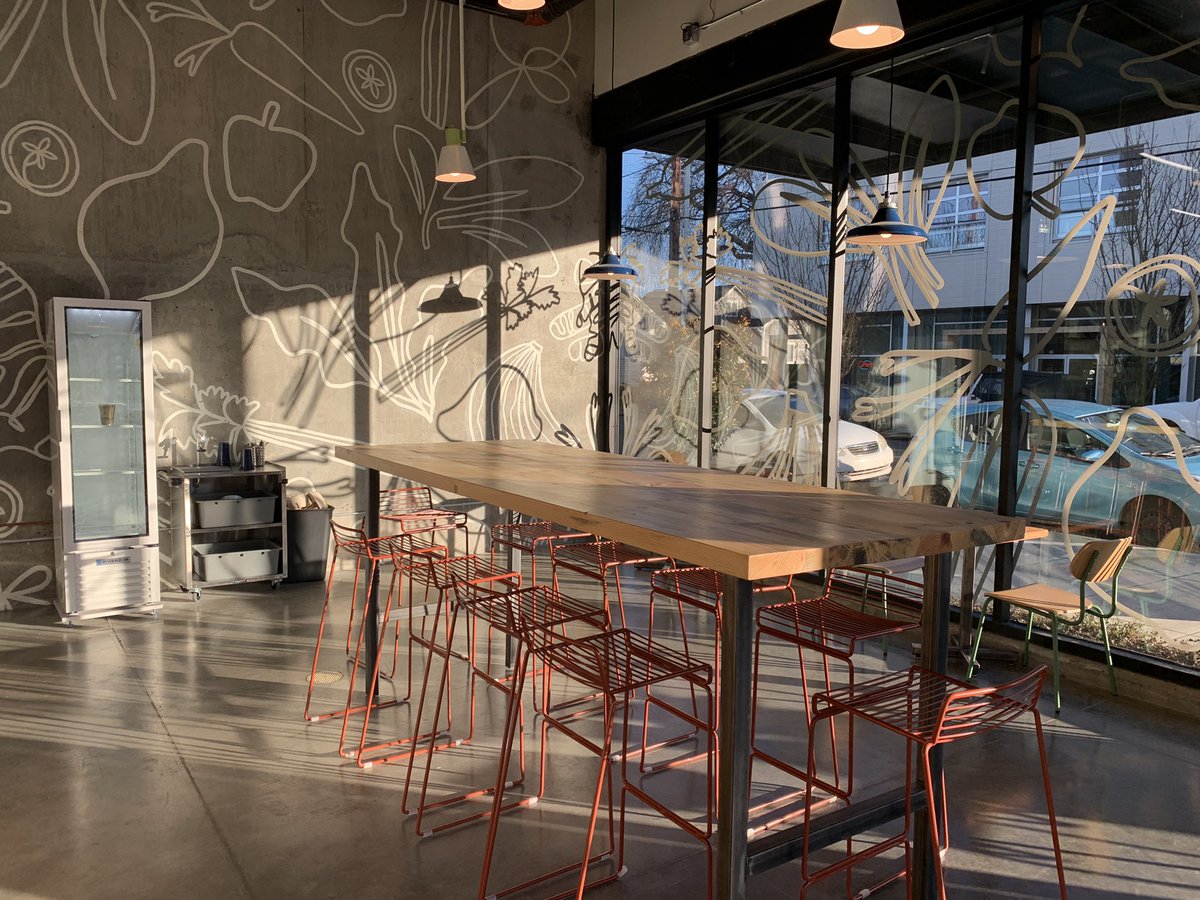 theCeleryTweets's tweet photo. Sunny winter days at the Celery ☀️.  Lots of open space, lots of light, and clean, call it your 2nd office 💻 Stop by to work, chill or chat 💬, log into our fast Wi-Fi and snag your favorite 100% organic oatmeal, açaí bowl, juice, smoothie, or grain bowl 🌱 #keepitgreen #organic https://t.co/YYkzs97sHj
