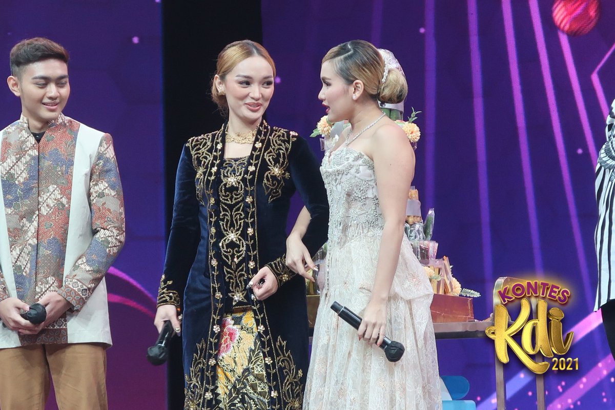 KDIOffc_MNCTV's tweet photo. Duet viral pasangan ter-romantis di panggung #KontesKDI2021 😍
Ayoo shippers #Aygun sini merapat! Siapa yang baper lihat duet fenomenal ini ? @Official_MNCTV https://t.co/bKPx6meg5x