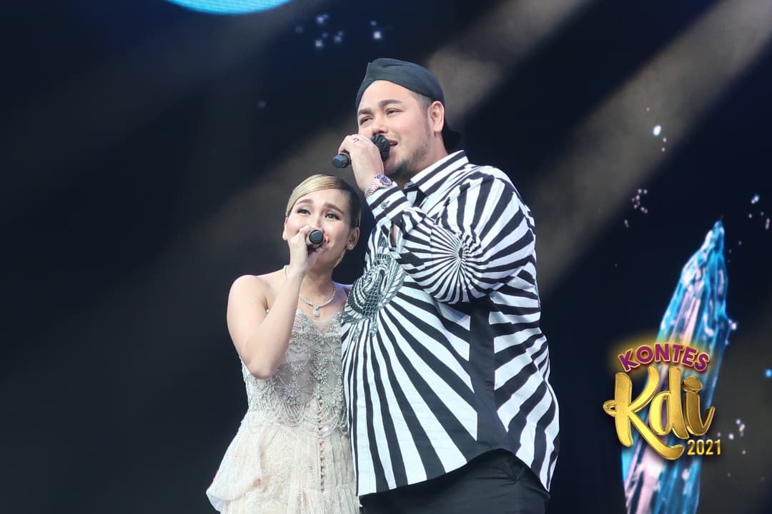KDIOffc_MNCTV's tweet photo. Duet viral pasangan ter-romantis di panggung #KontesKDI2021 😍
Ayoo shippers #Aygun sini merapat! Siapa yang baper lihat duet fenomenal ini ? @Official_MNCTV https://t.co/bKPx6meg5x