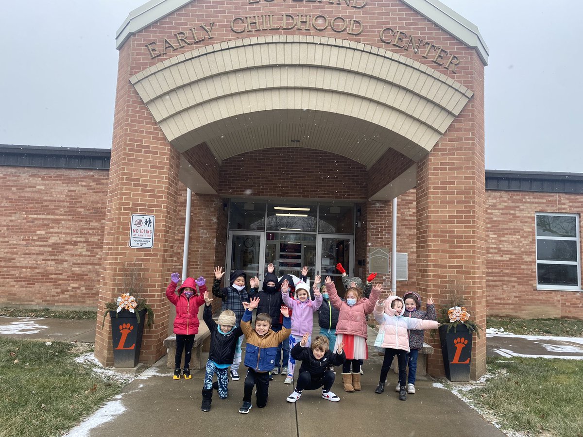 MissMarcheschi's tweet photo. We noticed snow falling during morning meeting and it just so happened to be when we were collecting today’s weather data… HOORAY for snow and spur of the moment nature walks ❗️❄️🐯 #beloveland #snowmuchfun @LECCTigerCubs https://t.co/gkKiYUOo98