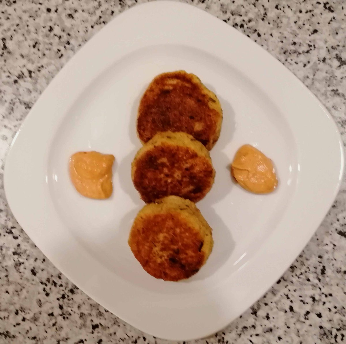 MikeKocht's tweet photo. "Labal" (#Laibchen) #Twooking
Heute aus #Topfen (#Quark) (#Dinkel-) #Grieß und #Kräutern
Dazu ein roter Dip und Salat vom #Chinakohl
#Vegetarisch as its best! Einfach und günstig dazu
https://t.co/sNiIT8XYbD https://t.co/TsCiIm2IDS