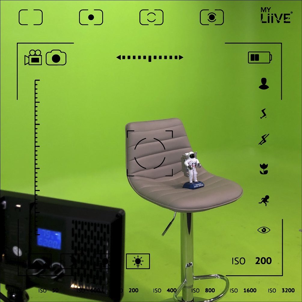 MyMottion's tweet photo. ¿Que escenario le pondrías a este astronauta que nos visita hoy al estudio MyMottion?  #pantallaverde #escenariovirtual #estudiodegrabacion https://t.co/KmY6pG9f6L