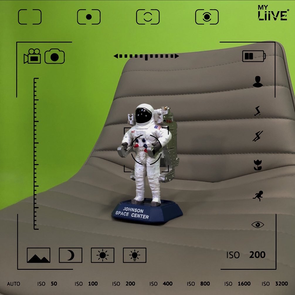 MyMottion's tweet photo. ¿Que escenario le pondrías a este astronauta que nos visita hoy al estudio MyMottion?  #pantallaverde #escenariovirtual #estudiodegrabacion https://t.co/KmY6pG9f6L