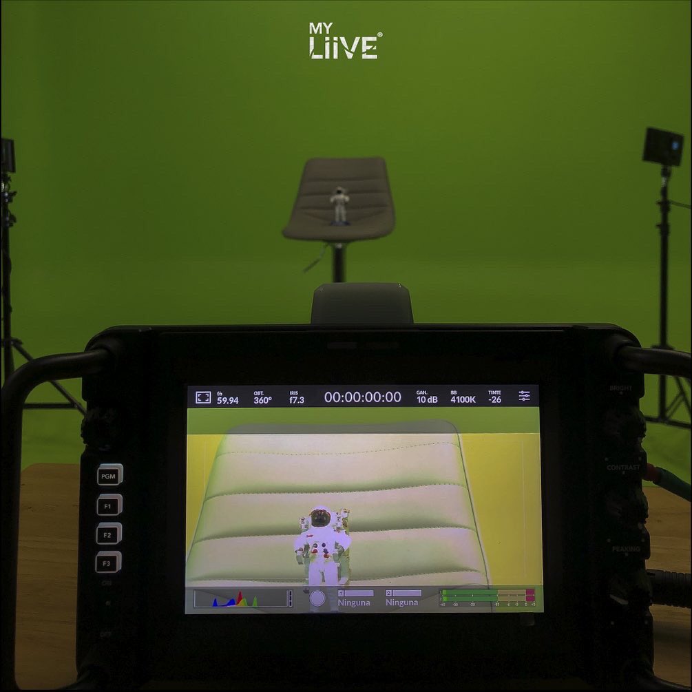 MyMottion's tweet photo. ¿Que escenario le pondrías a este astronauta que nos visita hoy al estudio MyMottion?  #pantallaverde #escenariovirtual #estudiodegrabacion https://t.co/KmY6pG9f6L