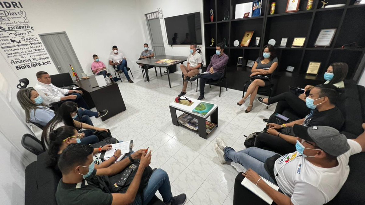 guevaramario8's tweet photo. #IMDRI | ¡No paramos!
Desde muy temprano nos reunimos con todo el equipo de Coordinadores bajo el liderazgo del Gerente Alejandro Ortiz, evaluando la primera jornada de #CicloVibra que se realizó el día de ayer en Ibagué. https://t.co/QpK3n1QRRu