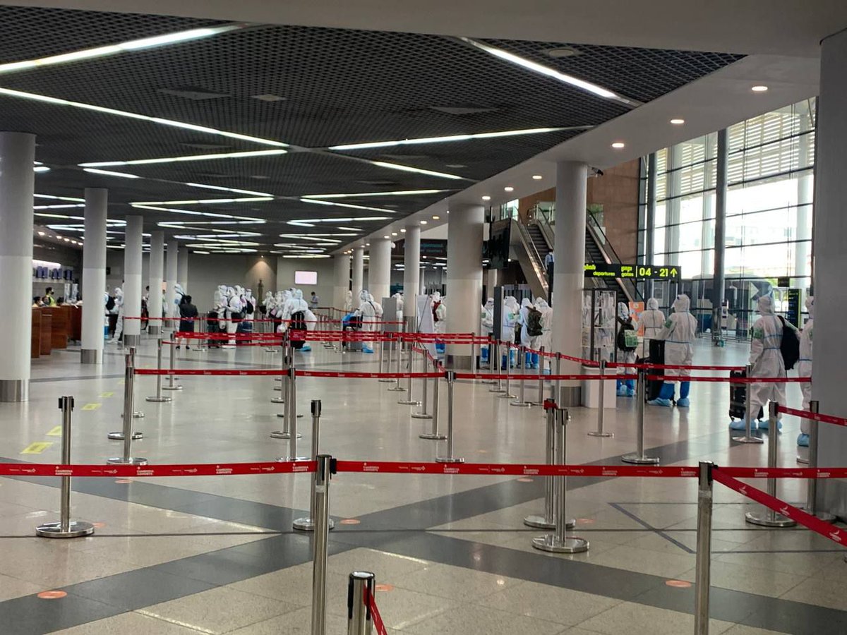 バンコク行く途中に宇宙に行く集団と遭遇🪐
暑いやろーなー

#Metaverses #Metahero #Everdome