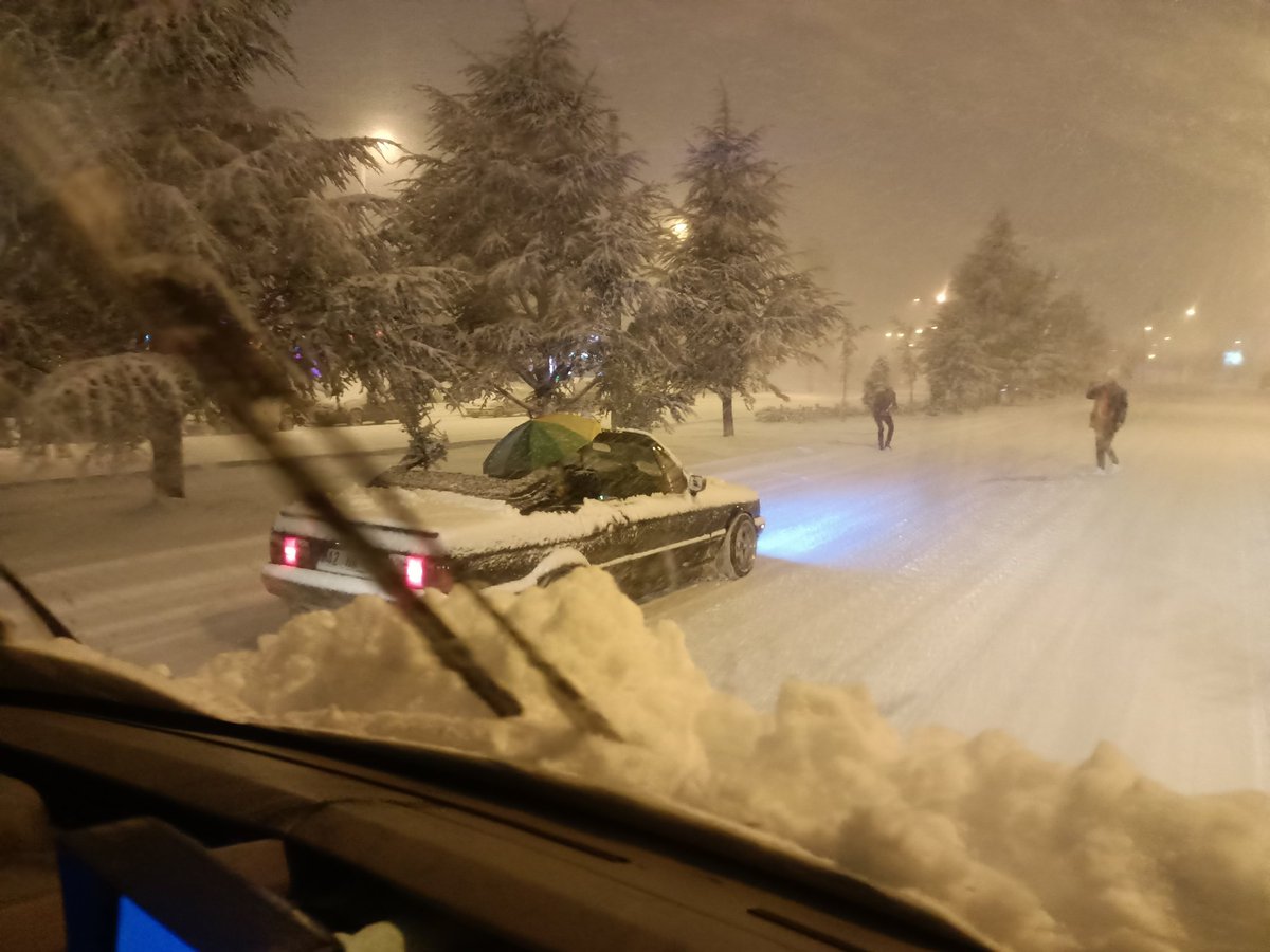 Tipide üstü açık arabayla trafikte