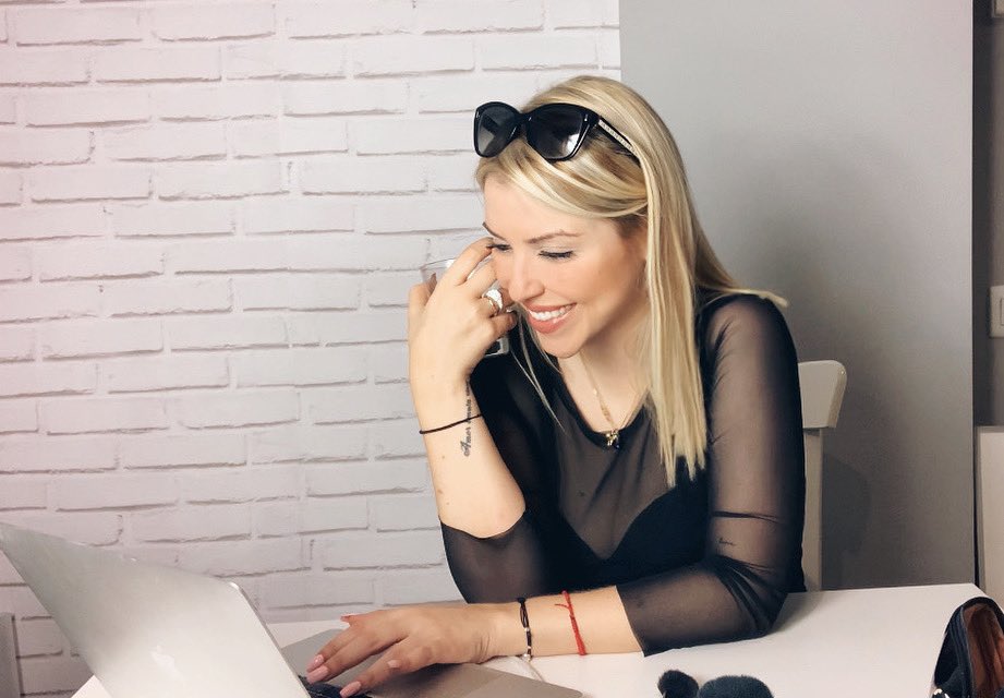 Me está encantando hacer esta gira de medios aunque sea así, a distancia. 👩🏼‍💻 Lamentablemente, la situación nos obliga a hacerlo así, pero lo estoy disfrutando muchísimo 🤍 En un ratito, entramos en directo en el canal de televisión TVR de Chile 🇨🇱