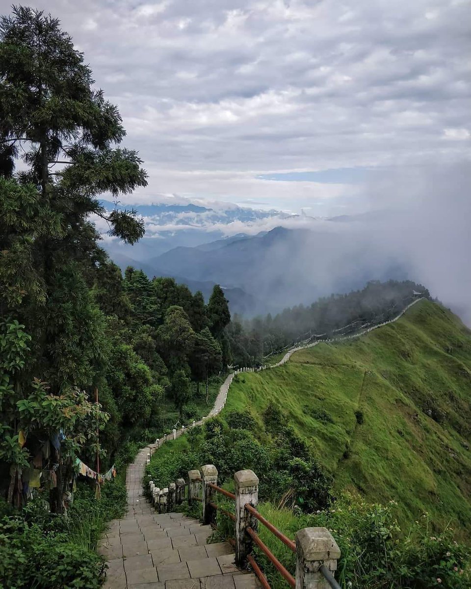 Navyanagesh2's tweet photo. This place definitely goes to my travel list ❤️
Tarey Bhir, South Sikkim. https://t.co/pJvqZi01QA