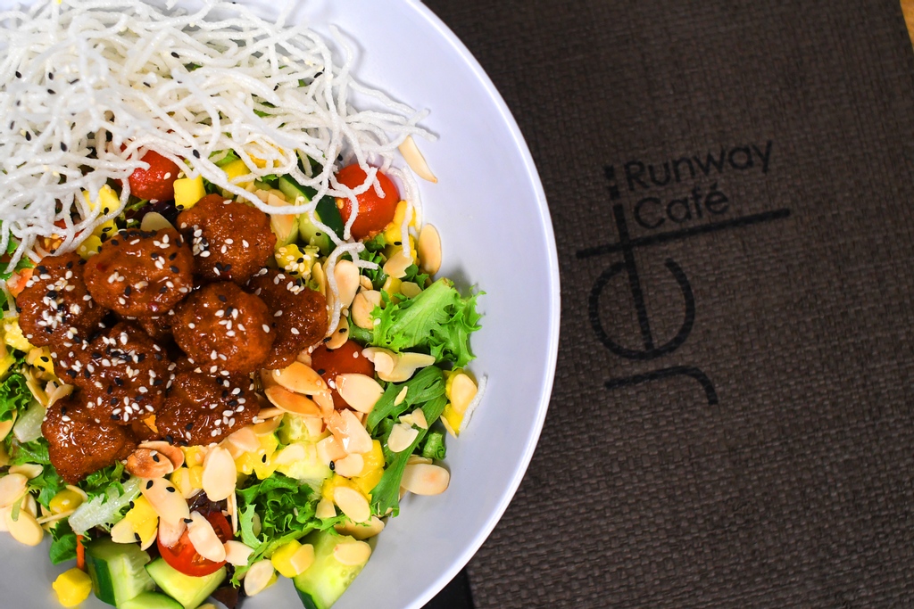 JETRUNWAYCAFE's tweet photo. JET your way into the week! ✈️
With the best Service, Food, & Location you will always feel like you're in first class ✨ #SFL
#jetrunwaycafe #jetyourlife #firstclass #plane #aviation #salad #lunch #privatejet #pj #jet #fbo #banyan #runway #takeflight https://t.co/i2IU3n9lKM