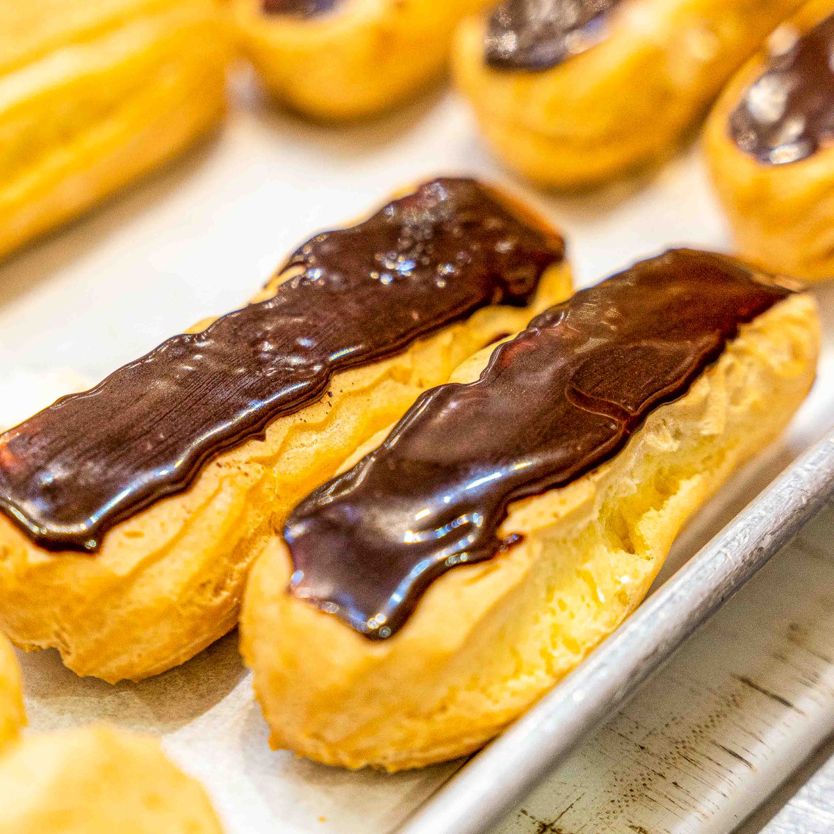 FERRARABAKERY's tweet photo. We can't help but d'eclair our love for our fresh-baked, cream-filled chocolate eclairs. 😍 #FerraraNYC #LittleItaly #ItalianEats #ItalianTreats #ItalianBakery #LittleItalyNYC  #BakingMonth #Baking #Bakers #Bakery #NationalBakingMonth https://t.co/OUdw3l3SZB