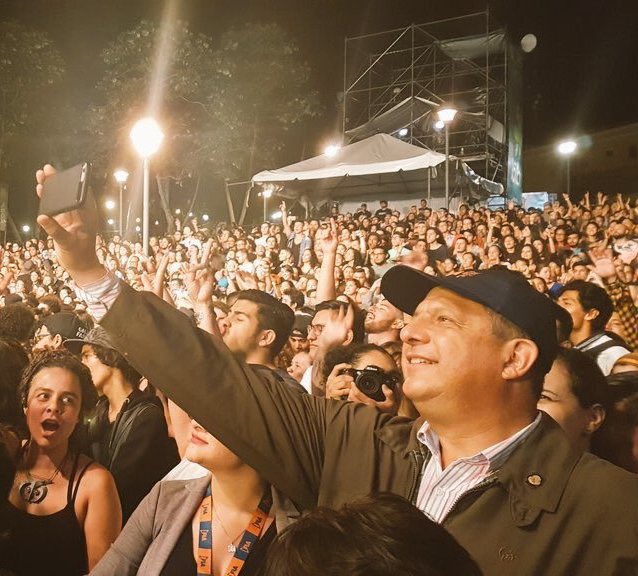 Mi mamá: QUIEN VENDIÓ LA CASA?

Yo en el concierto de Bad Bunny: