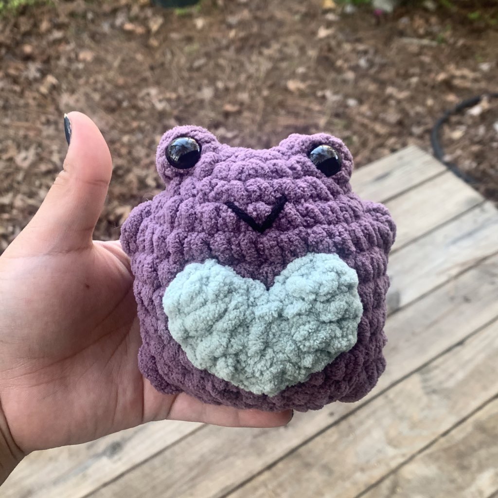 AngiesArtsx's tweet image. Show your love to someone this Valentine’s day by giving them a unique chonky plush toy 🐸❤️