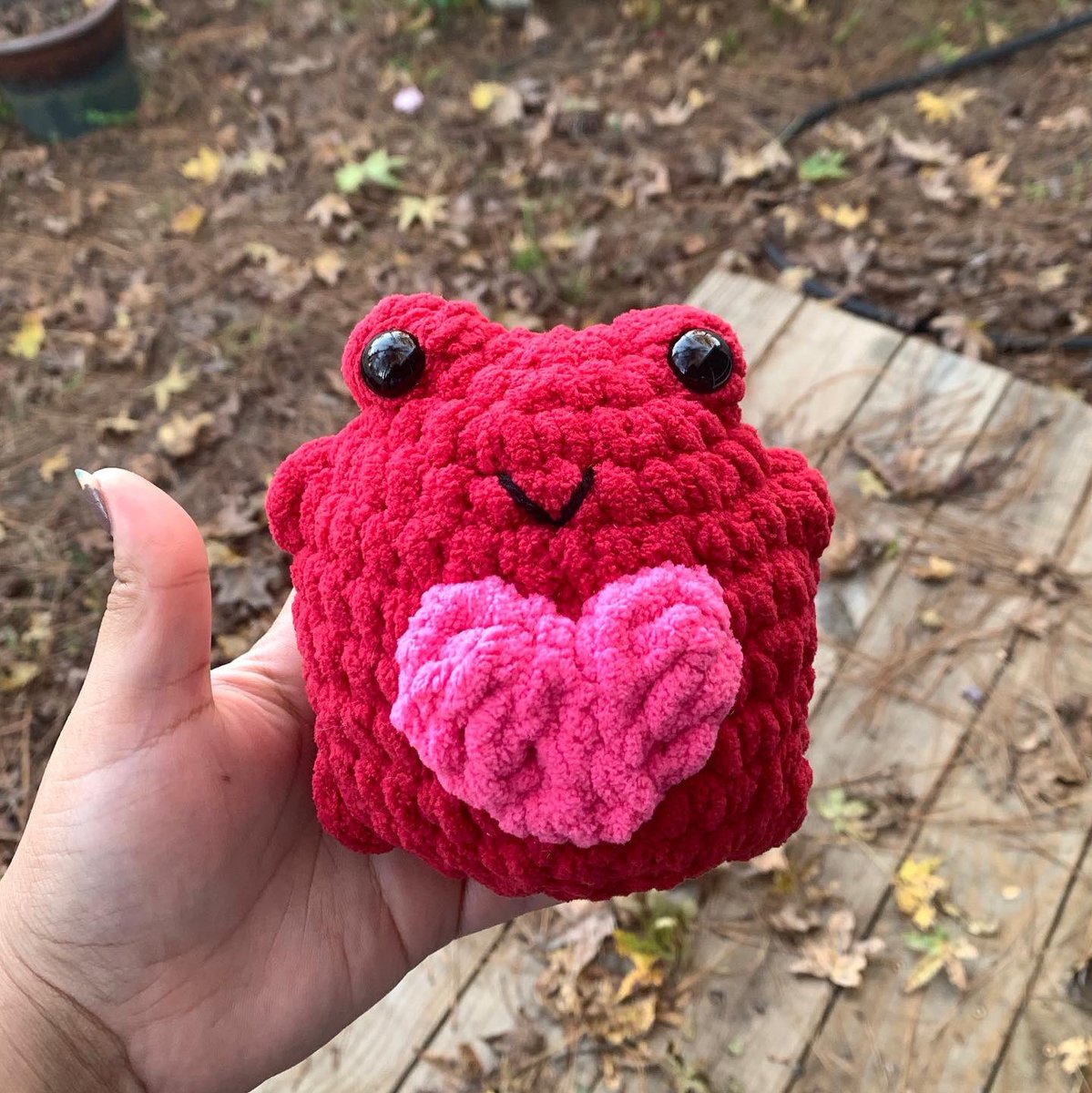 AngiesArtsx's tweet image. Show your love to someone this Valentine’s day by giving them a unique chonky plush toy 🐸❤️