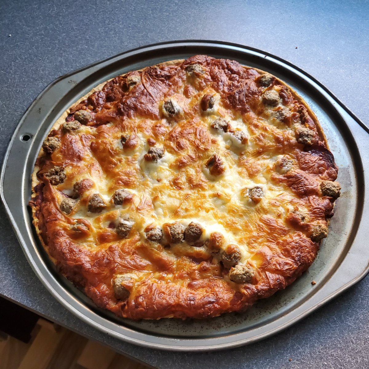 bhcecil's tweet photo. Finally have a day off of work. So what's for lunch? @7thavenuepizza obvi. People keep posting their crispy pizzas, so it's time for a test run. Having the @MeatSauce1 pizza while listening to the @PowerTripKFAN podcast. Thanks for the pizza, @HyVee #itwails https://t.co/uo7EqJG8TE