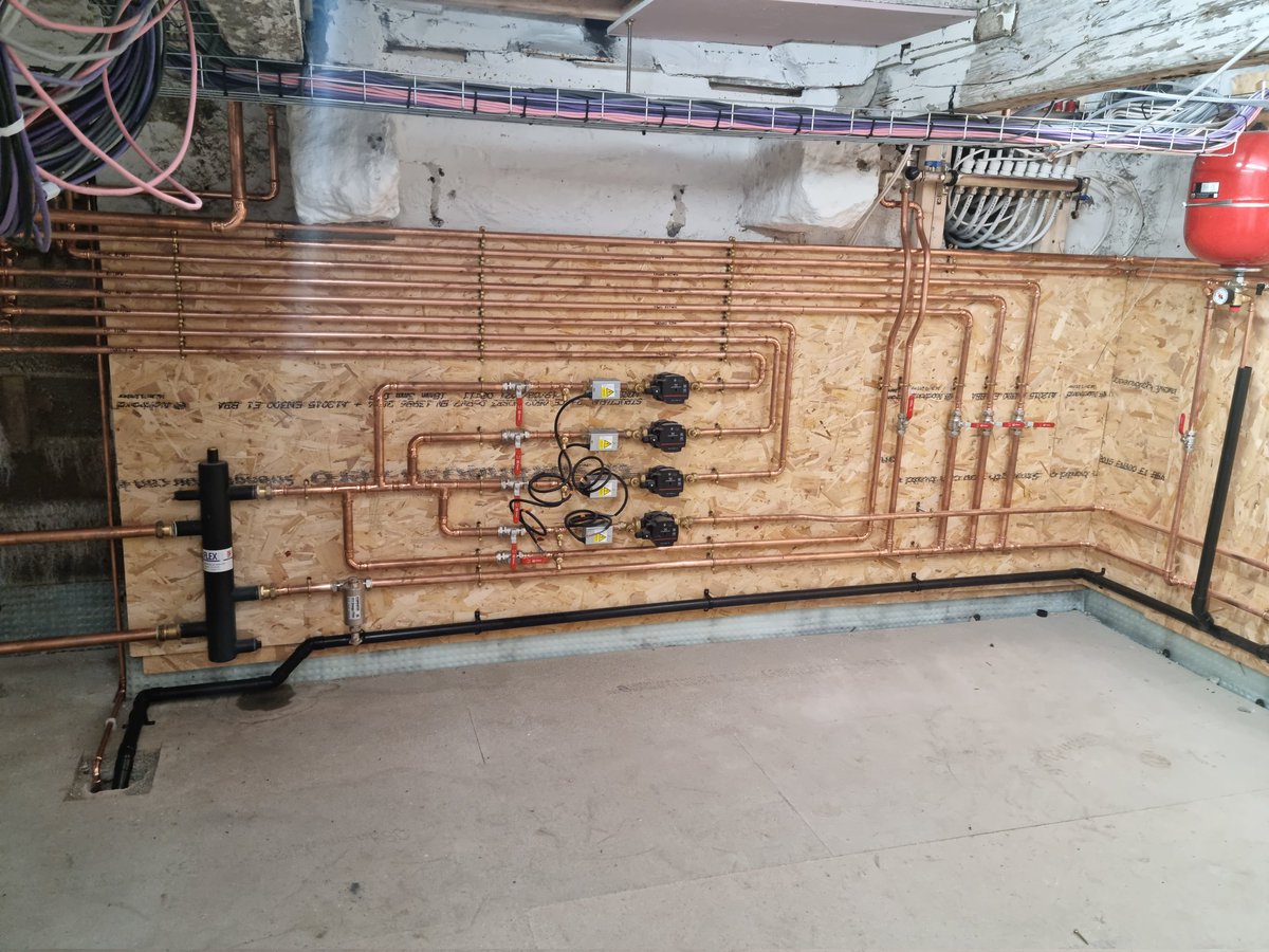 McrPandH's tweet photo. Large domestic plant room completed with  48kw system boiler. Ground floor, 1st floor and towel rail heating zones, 120sqm underfloor heating and unvented cylinder, just wiring and lagging to finish off @vaillantuk https://t.co/fj09yP6Jzs