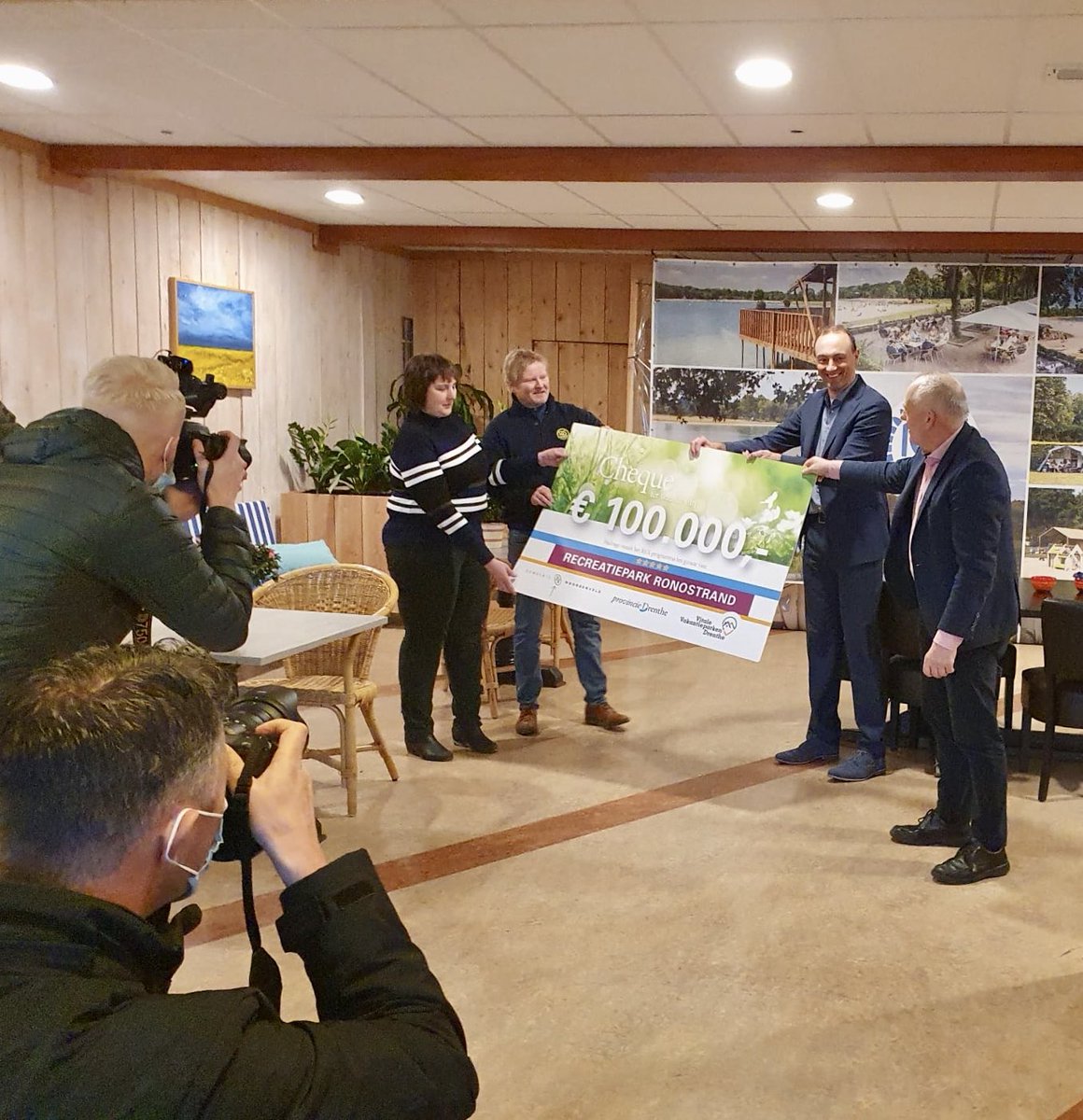 DrentheVitale's tweet photo. Vandaag waren we bij Camping Ronostrand waar ondernemers Gieneke Hartlief en Paul de Groot de symbolische cheque twv €100.000 euro overhandigd kregen van gedeputeerde @HenkBrinkDr en wethouder @jwestendorp. Het Ronostrand heeft succesvol meegedaan met het REX-programma van VVP. https://t.co/8a111i3EpI