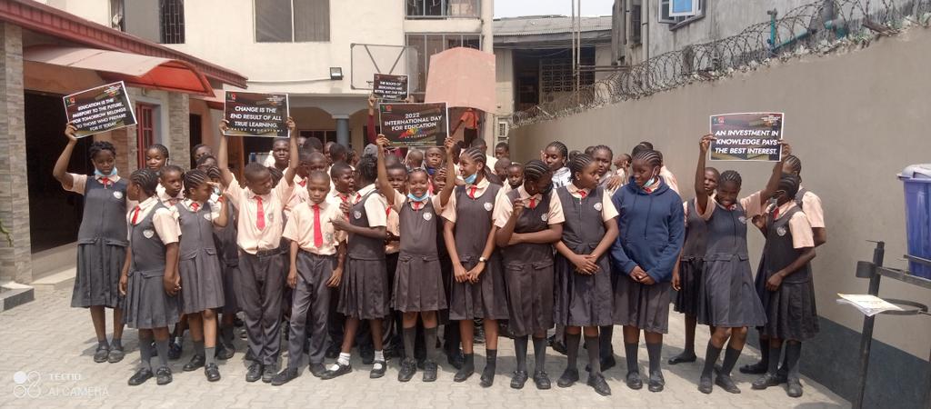 MacPage83's tweet photo. In commemoration of the 2022 INTERNATIONAL DAY OF EDUCATION, MACPAGE83 was at KAY'S COLLEGE, Surulere, Lagos to enlighten the students on the 'VALUE OF EDUCATION'.
@UNICEF
#macpage83 #heytheregetmotivated #2022internationaldayofeducation #UNICEF #uninternationaldayofeducation https://t.co/C55ahvasZL