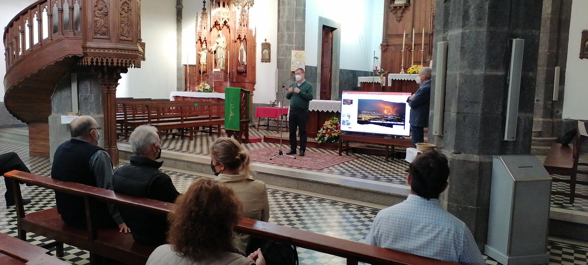 CaritasTenerife's tweet photo. Continúa la visita a La Palma del presidente de @_CARITAS, Manuel Bretón, y la secretaria general, @NatPeiro. Tras mantener reuniones con nuestro personal técnico y las administraciones locales, han tenido un encuentro con los sacerdotes y el voluntariado del Valle de Aridane. https://t.co/adgHjwMW71